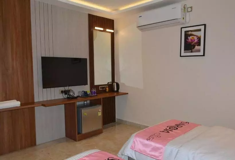 ホテル Saroja Suites