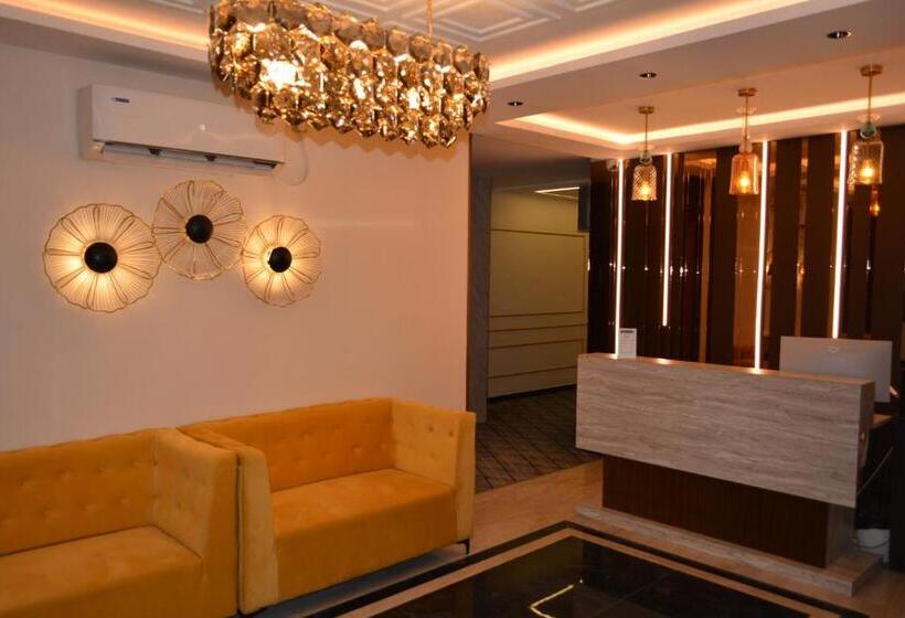 هتل Saroja Suites