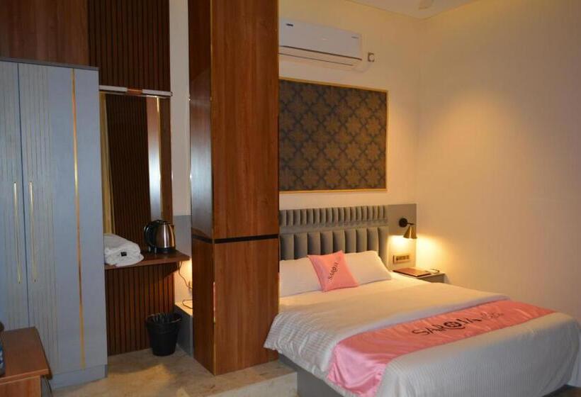 هتل Saroja Suites