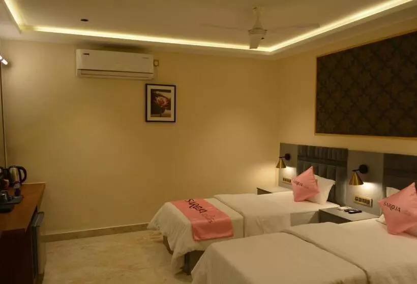 ホテル Saroja Suites