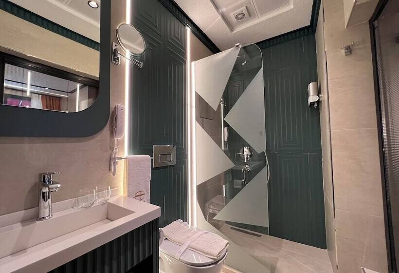 Hotel Elysian Airport