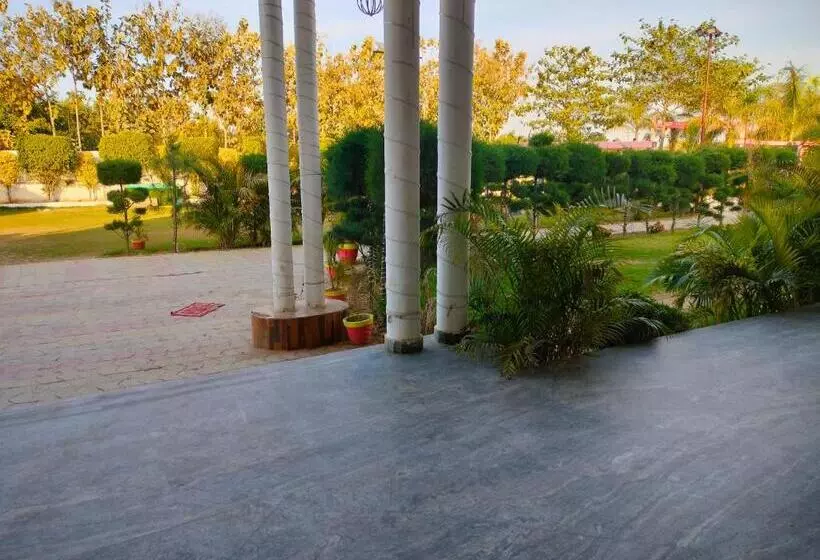 Hotelli Shivaay Garden