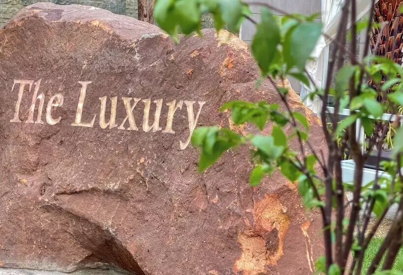 Hotelli The Luxury