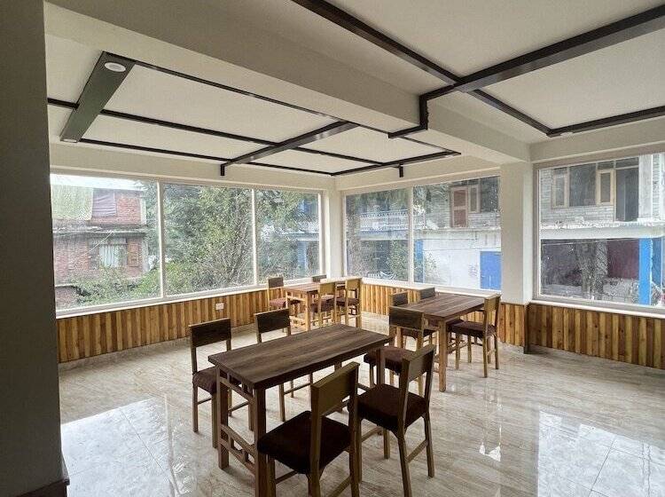 Otel Apple Flower, By Manali Mall Road Resorts, Near Hadimba Temple