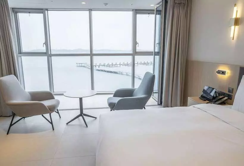 Wavem Hotel West