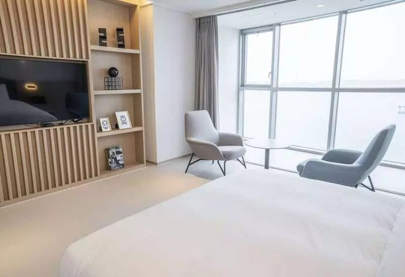 Wavem Hotel West