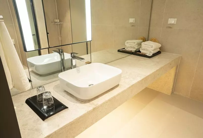Wavem Hotel West