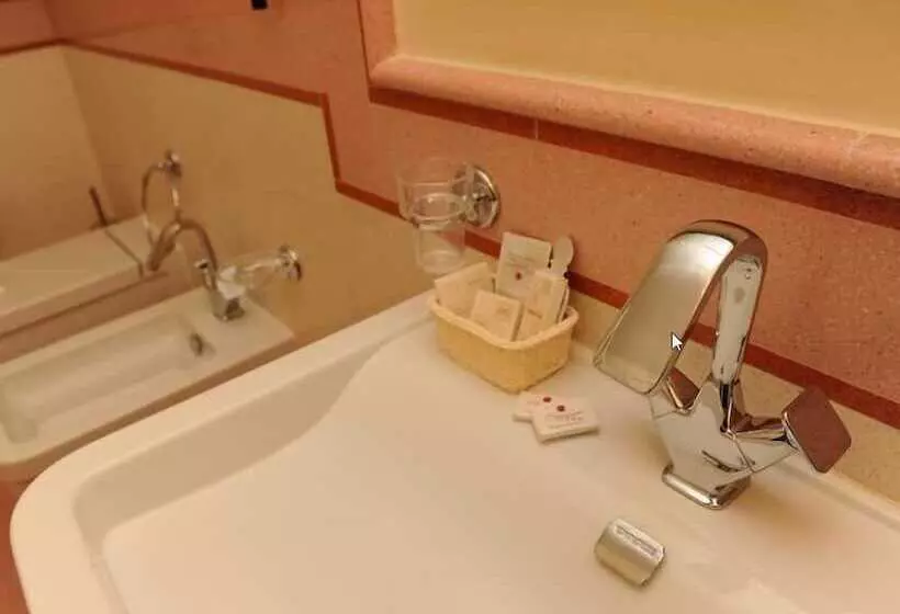 Hotelli Albergo Le Dodici Lune