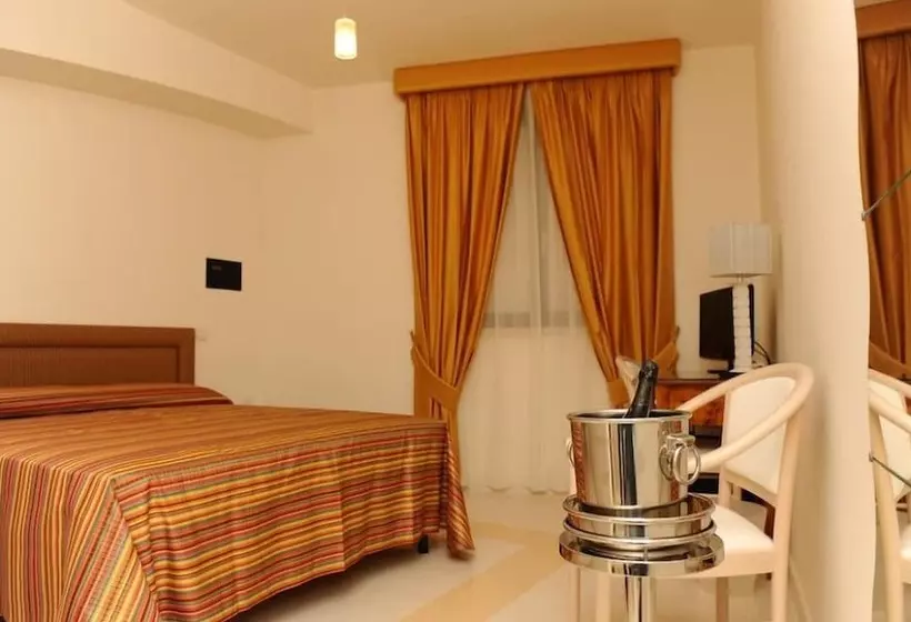 Hotelli Albergo Le Dodici Lune