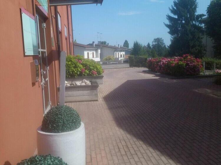 Vista Hotel & Residence