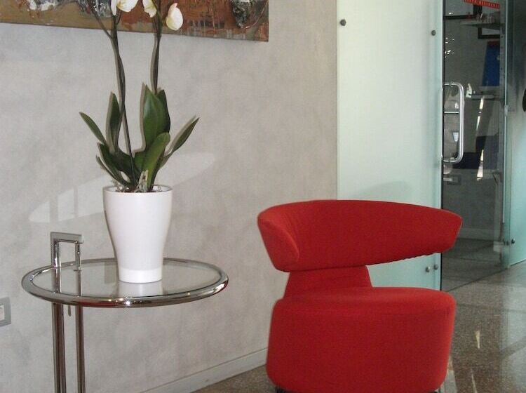 Vista Hotel & Residence