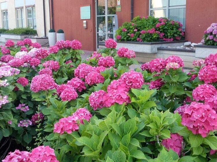 Vista Hotel & Residence