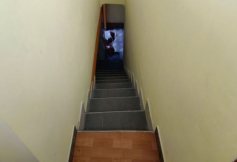 Отель Oyo 93753 Rafira Losmen