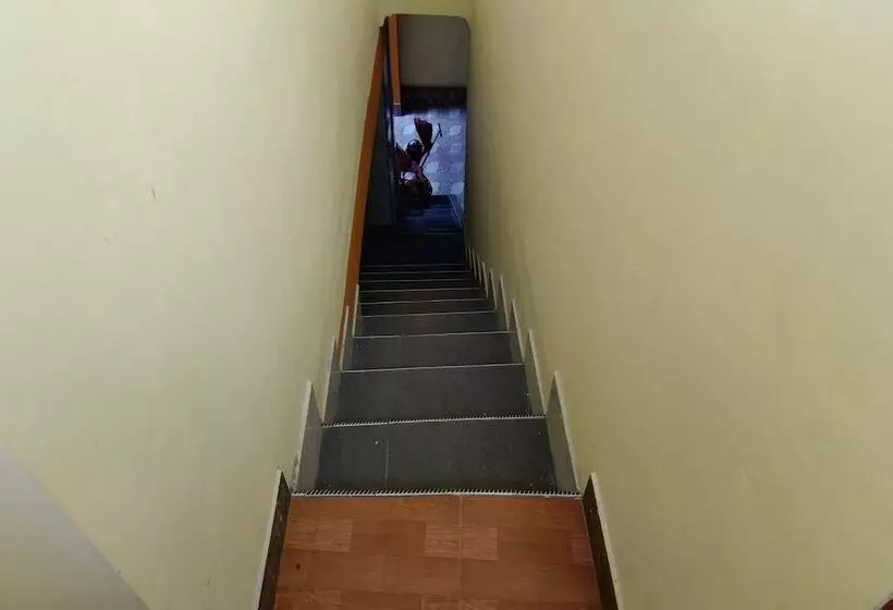 ホテル Oyo 93753 Rafira Losmen