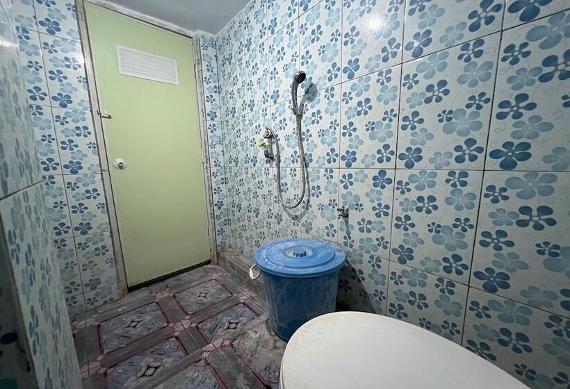 Отель Oyo 93753 Rafira Losmen