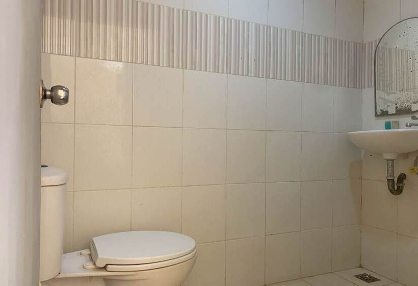 Отель Oyo 93753 Rafira Losmen