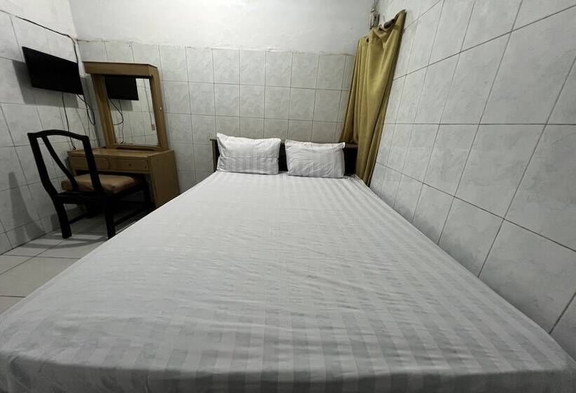 Отель Oyo 93753 Rafira Losmen