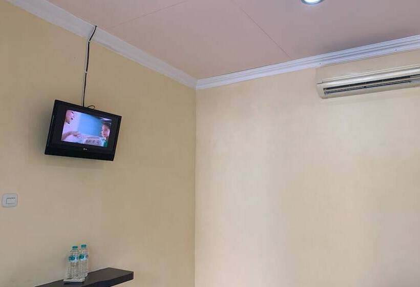 Отель Oyo 93753 Rafira Losmen