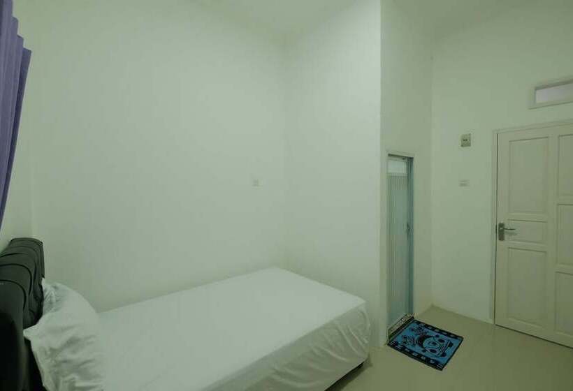 Отель Oyo 93753 Rafira Losmen