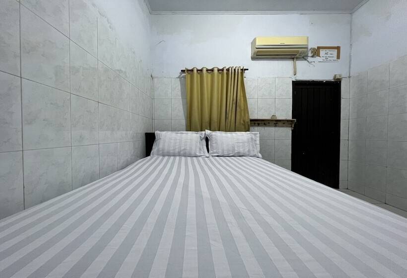 Отель Oyo 93753 Rafira Losmen