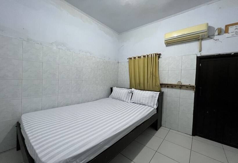 Отель Oyo 93753 Rafira Losmen