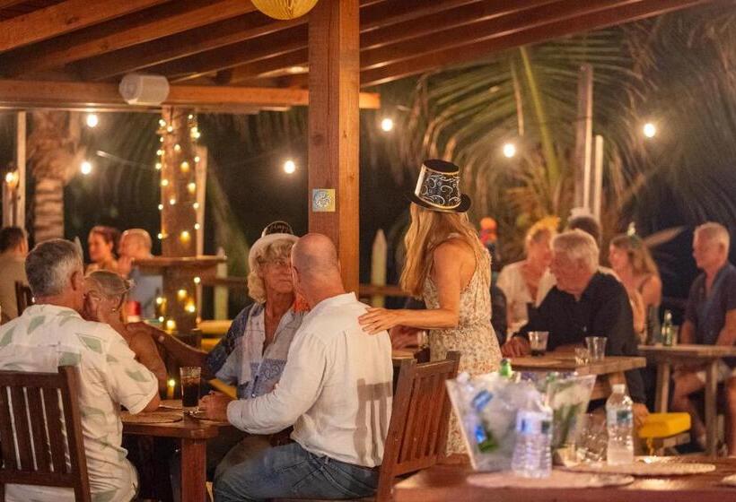 هتل Surfers Bay Resort