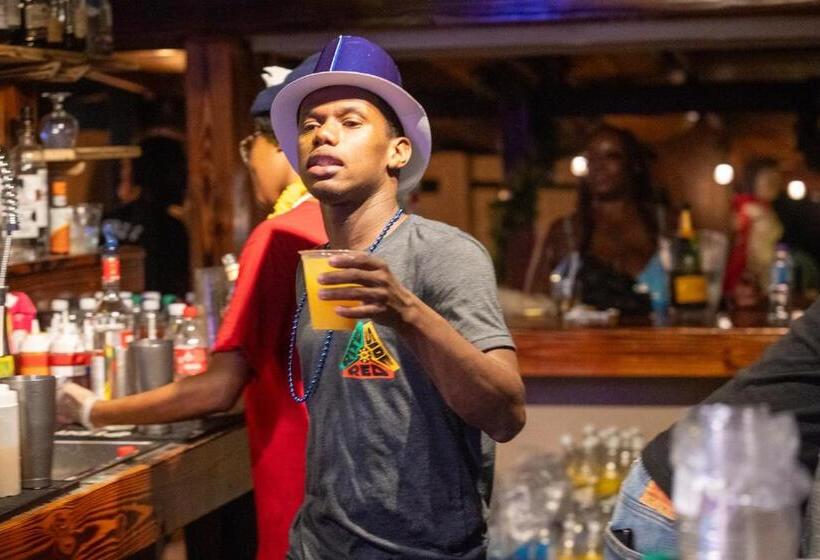 هتل Surfers Bay Resort