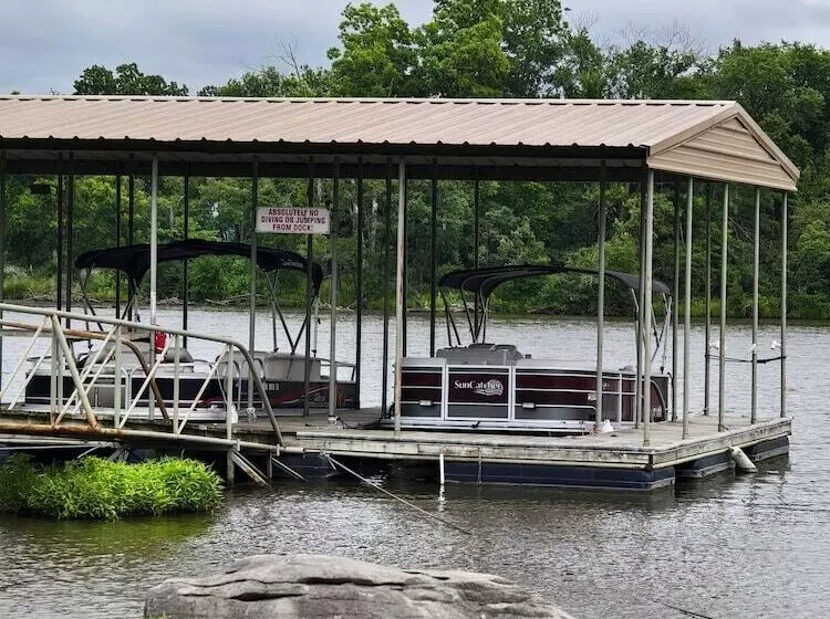 Hotelli Lake Hudson Inn