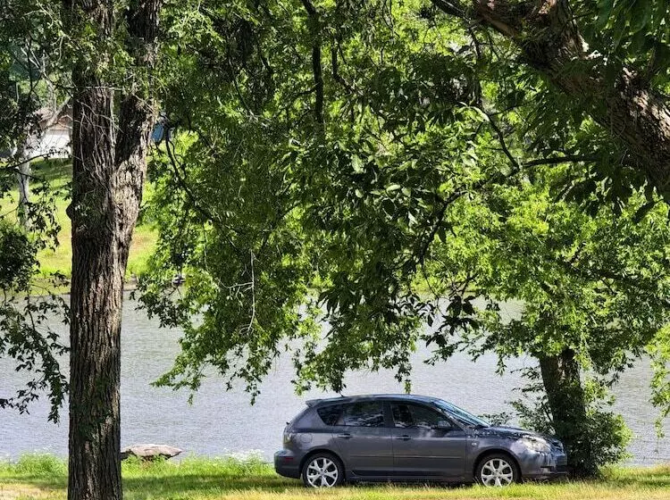 Hotelli Lake Hudson Inn