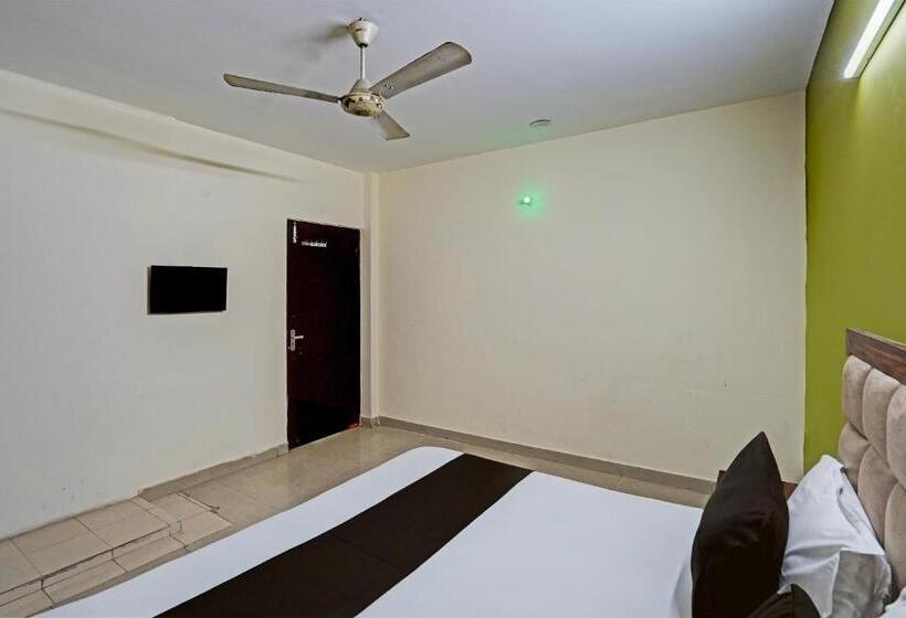 בית מלון כפרי Oyo Premium Stay