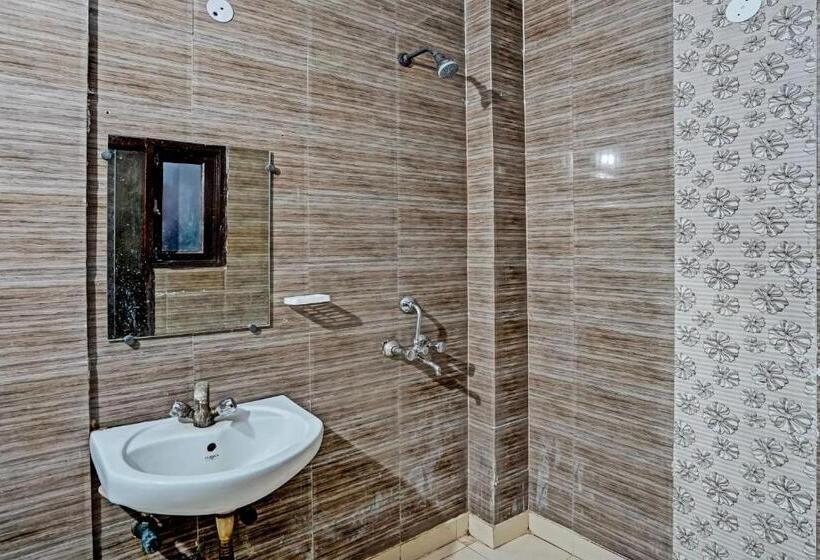 בית מלון כפרי Oyo Premium Stay