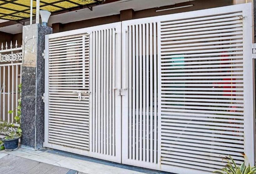 בית מלון כפרי Oyo Premium Stay