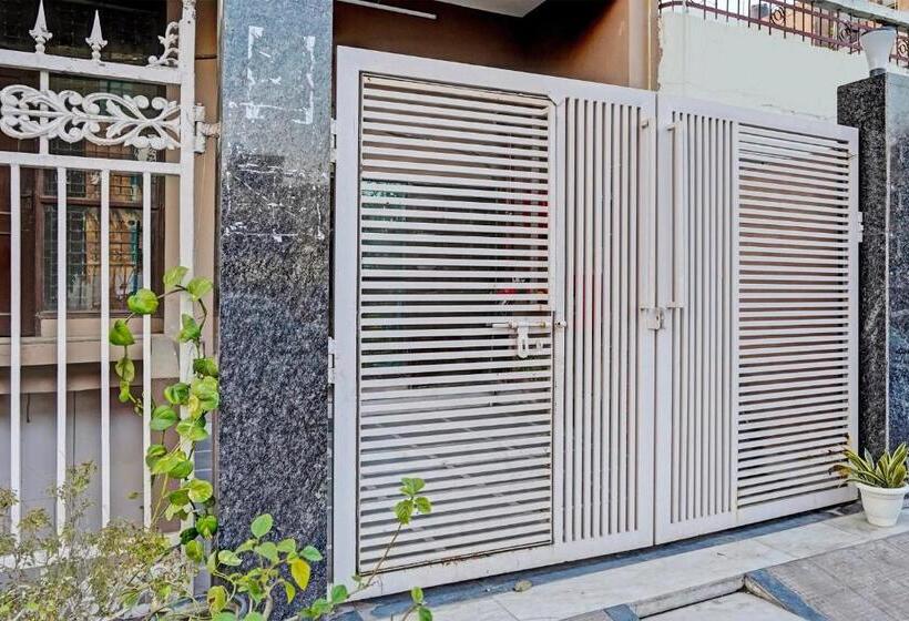 בית מלון כפרי Oyo Premium Stay