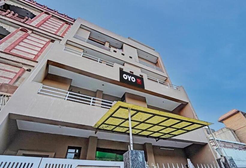 בית מלון כפרי Oyo Premium Stay