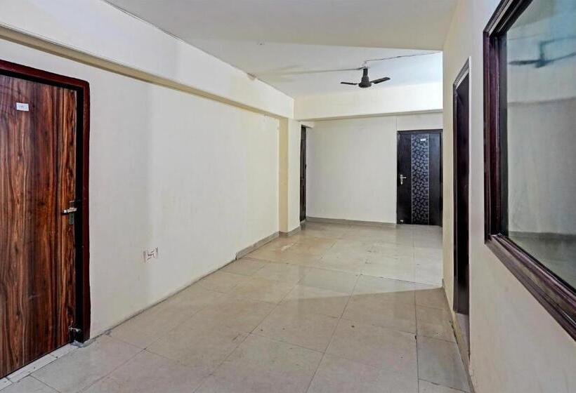 בית מלון כפרי Oyo Premium Stay