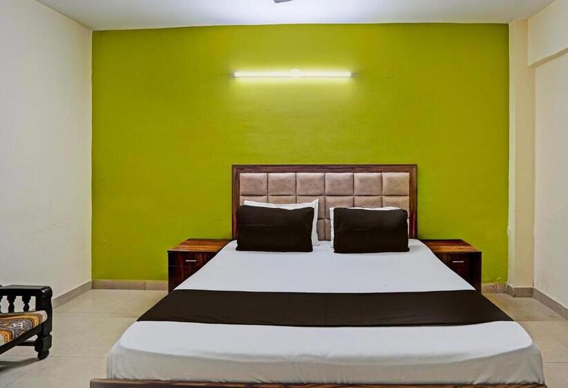 בית מלון כפרי Oyo Premium Stay