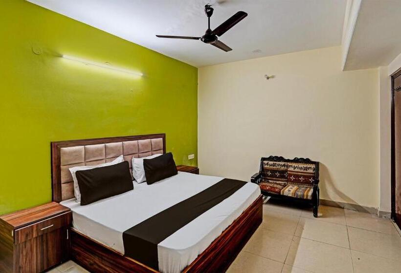 בית מלון כפרי Oyo Premium Stay