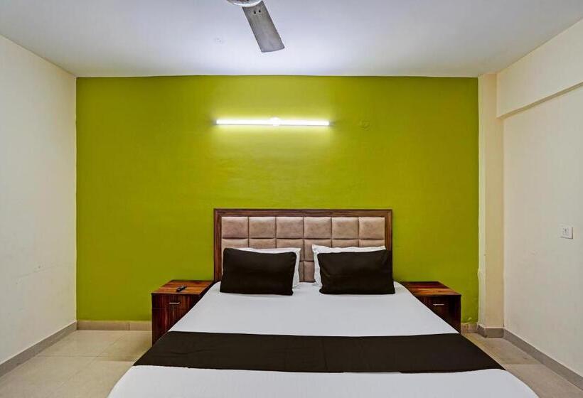 בית מלון כפרי Oyo Premium Stay