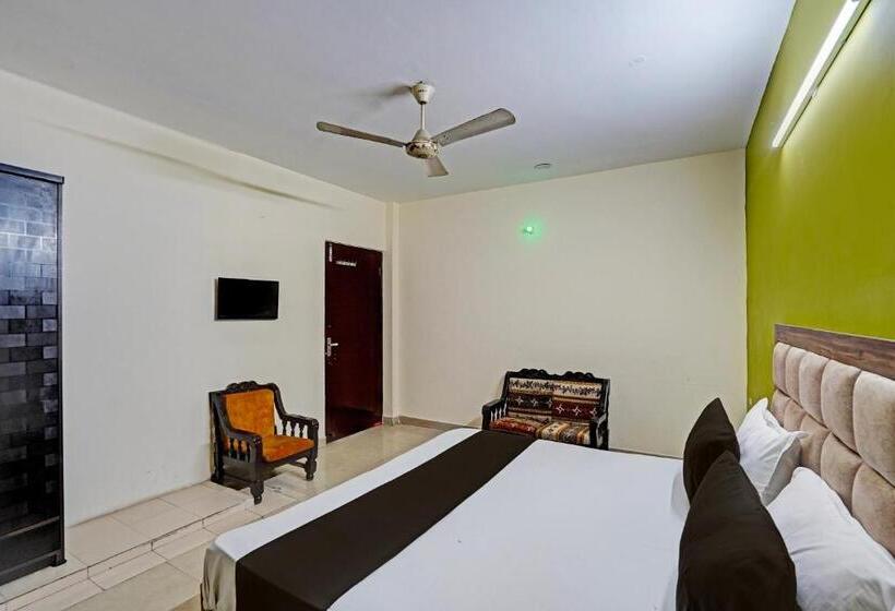 בית מלון כפרי Oyo Premium Stay