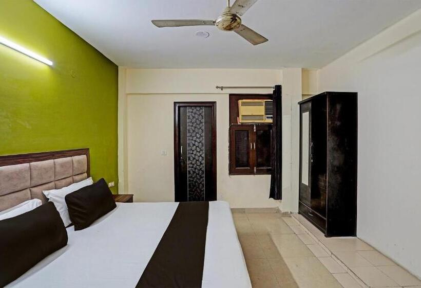 בית מלון כפרי Oyo Premium Stay