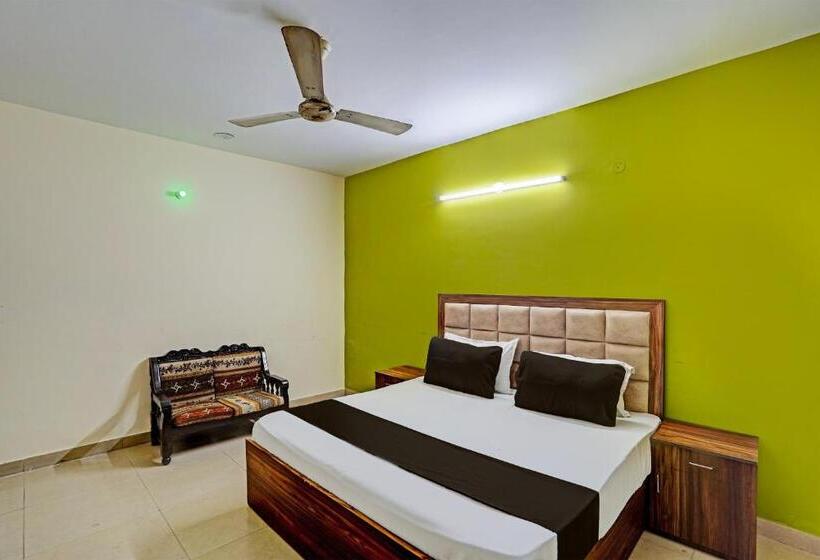 בית מלון כפרי Oyo Premium Stay