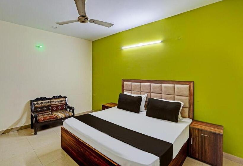 בית מלון כפרי Oyo Premium Stay