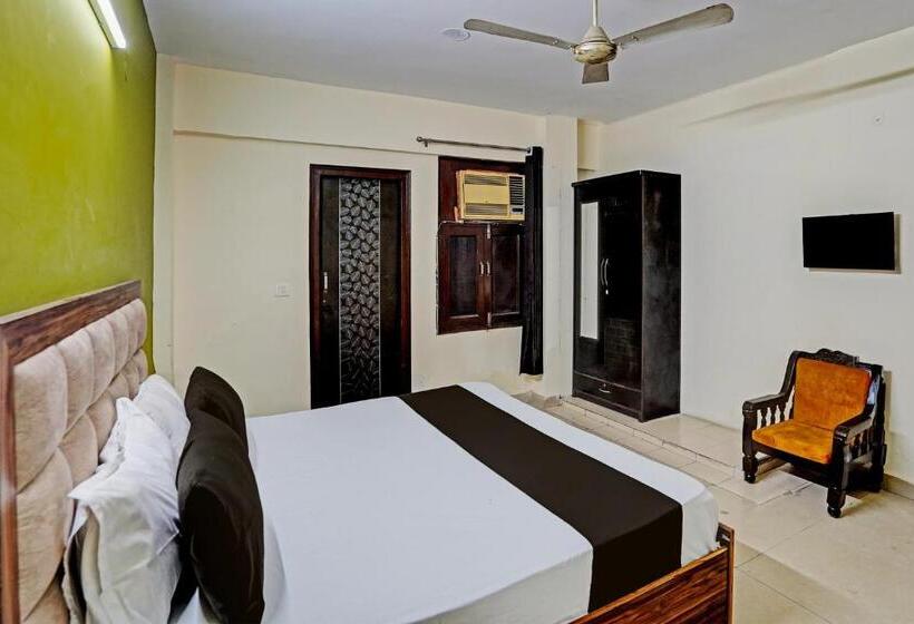 בית מלון כפרי Oyo Premium Stay