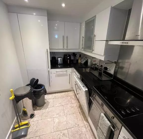 ペンション Room With Private Bathroom Royal Victoria Excel O2 Arena London
