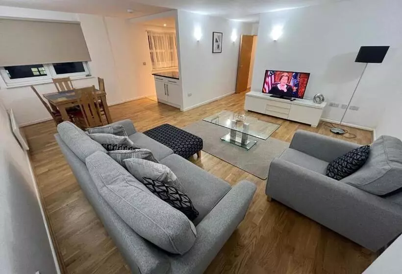 ペンション Room With Private Bathroom Royal Victoria Excel O2 Arena London