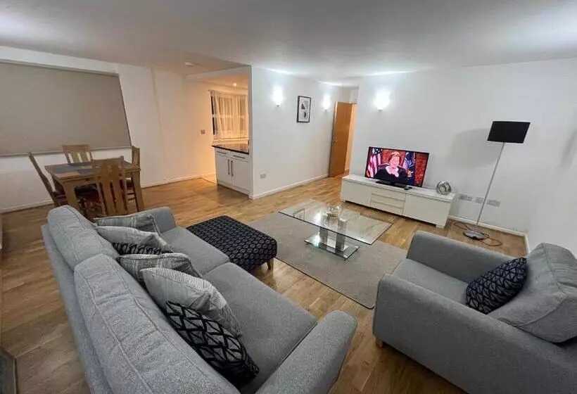 ペンション Room With Private Bathroom Royal Victoria Excel O2 Arena London