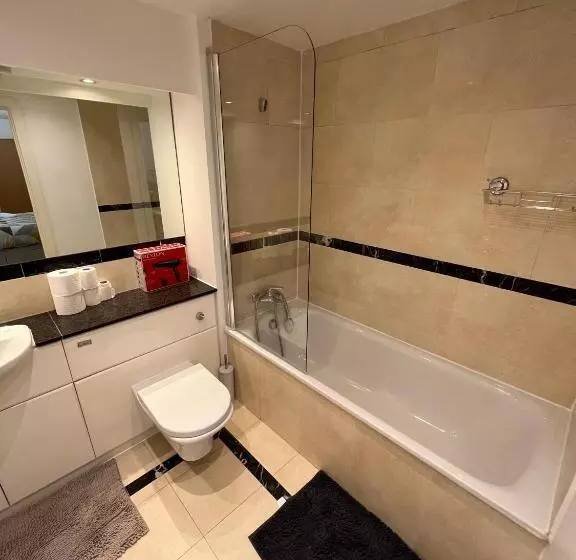 ペンション Room With Private Bathroom Royal Victoria Excel O2 Arena London