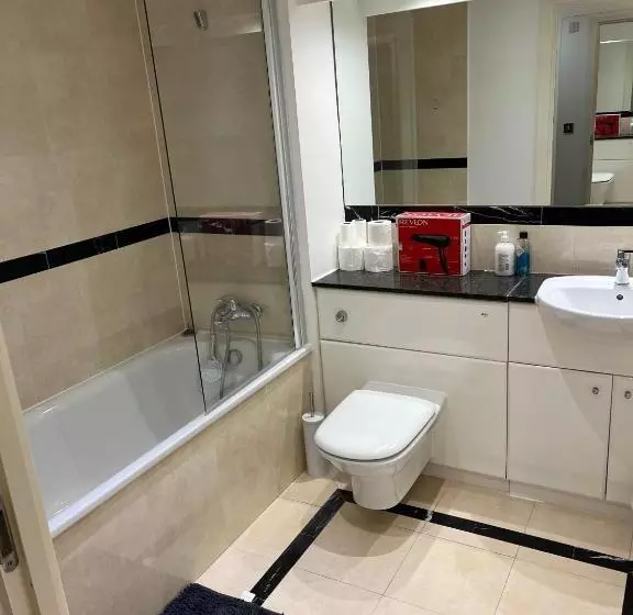 ペンション Room With Private Bathroom Royal Victoria Excel O2 Arena London