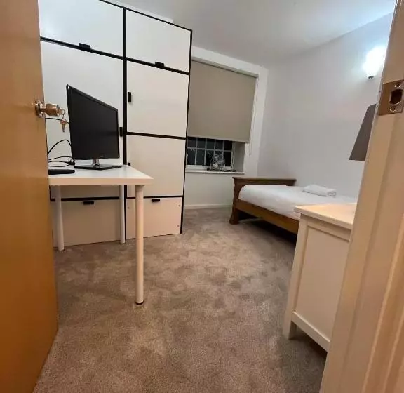 ペンション Room With Private Bathroom Royal Victoria Excel O2 Arena London