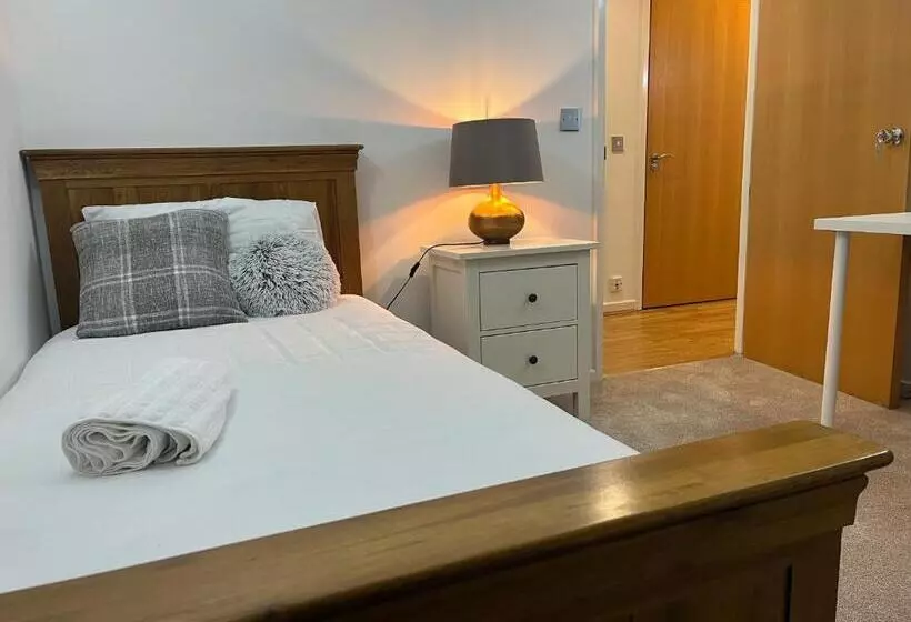 ペンション Room With Private Bathroom Royal Victoria Excel O2 Arena London